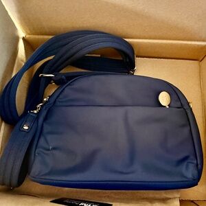 Lo & Sons Nouvelle crossbody, Navy with gold hardware